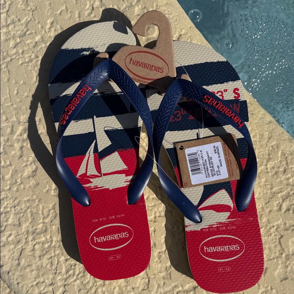 NWT! Retail $30 Havaianas Navy and Red Flip Flops - Picture 1 of 2